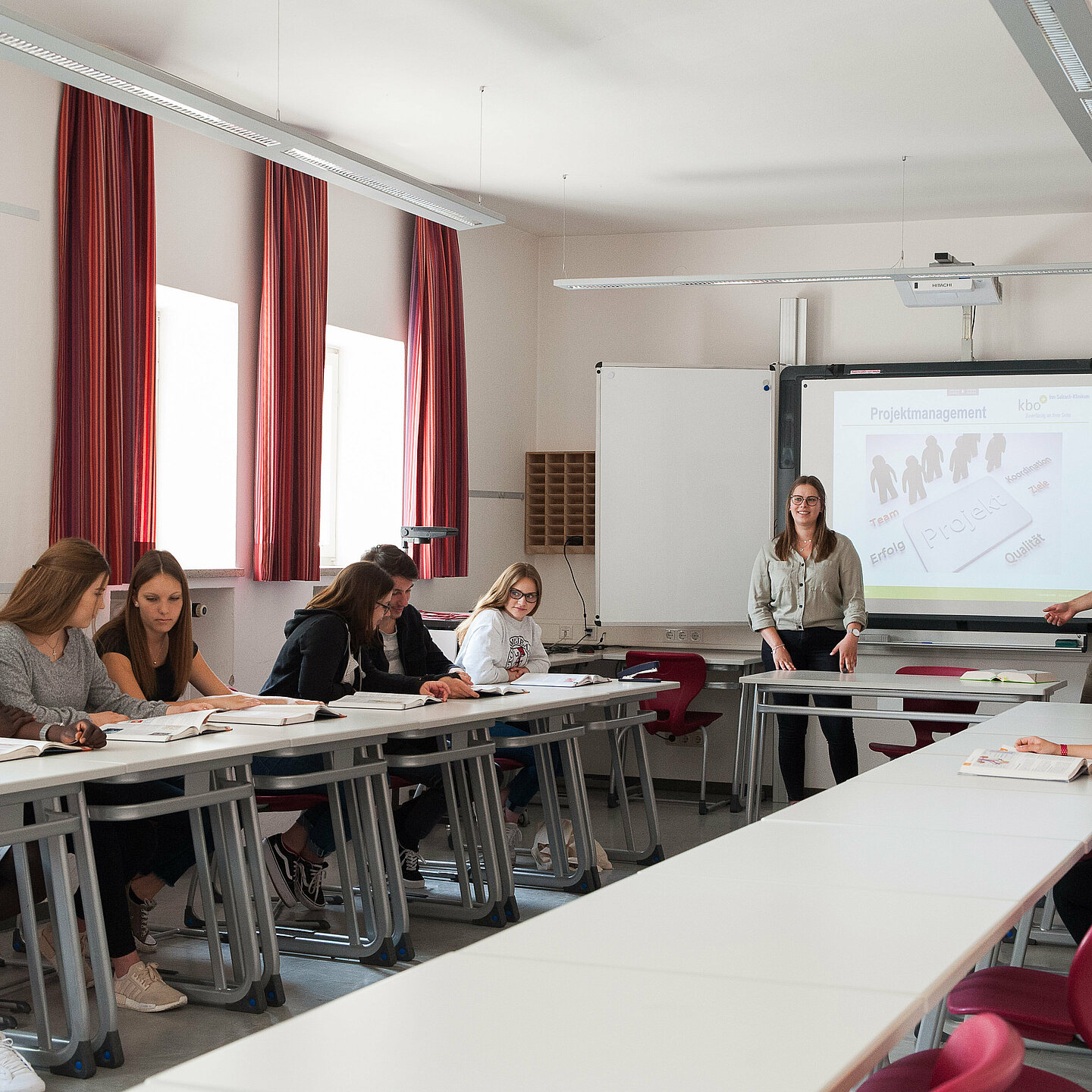 Das Foto zeigt ein Klassenzimmer, in dem eine Gruppe Auszubildender lernt