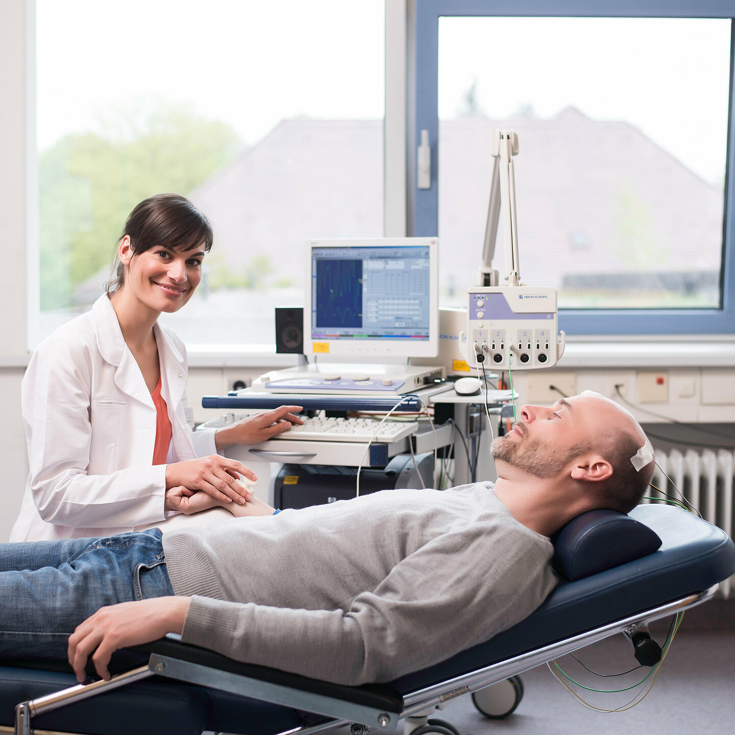 Ärztin mit einem Patient, der gerade behandelt wird